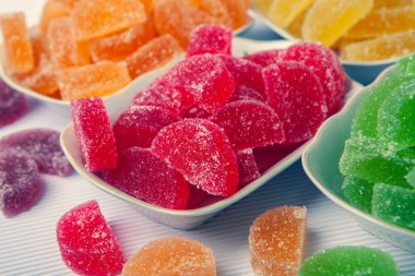 Çikolata arkaplanının çeşitli çeşitleri. Çikolata şekeri izole edilmiş 