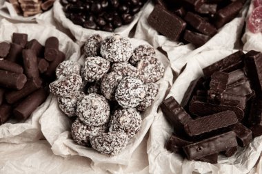 Çikolata arkaplanının çeşitli çeşitleri. Çikolata şekeri izole edilmiş 