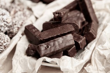 Çikolata arkaplanının çeşitli çeşitleri. Çikolata şekeri izole edilmiş 