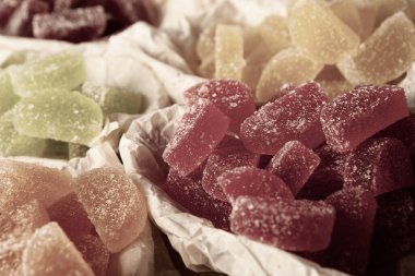 Çikolata arkaplanının çeşitli çeşitleri. Çikolata şekeri izole edilmiş 