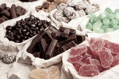 Çikolata arkaplanının çeşitli çeşitleri. Çikolata şekeri izole edilmiş 