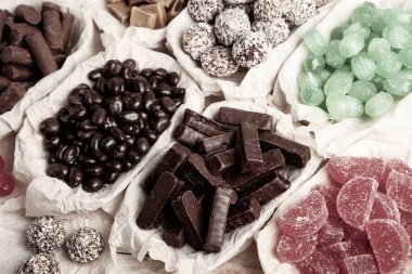 Çikolata arkaplanının çeşitli çeşitleri. Çikolata şekeri izole edilmiş 