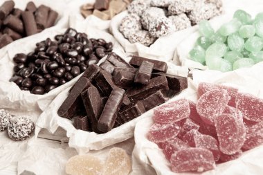 Çikolata arkaplanının çeşitli çeşitleri. Çikolata şekeri izole edilmiş 