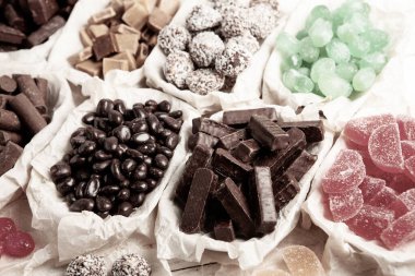 Çikolata arkaplanının çeşitli çeşitleri. Çikolata şekeri izole edilmiş 