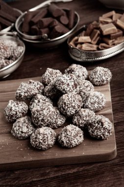 Çikolata arkaplanının çeşitli çeşitleri. Çikolata şekeri izole edilmiş 