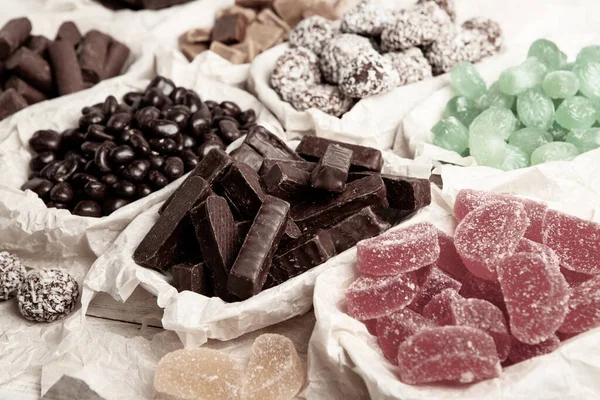 Çikolata arkaplanının çeşitli çeşitleri. Çikolata şekeri izole edilmiş 