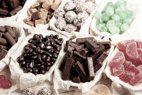 Çikolata arkaplanının çeşitli çeşitleri. Çikolata şekeri izole edilmiş 