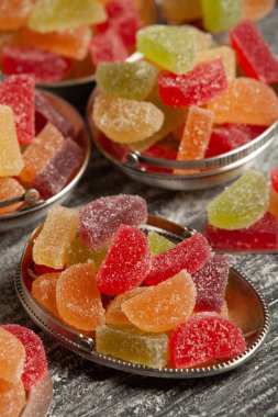 Bir sürü marmelatlı şeker ya da jöleli şeker.