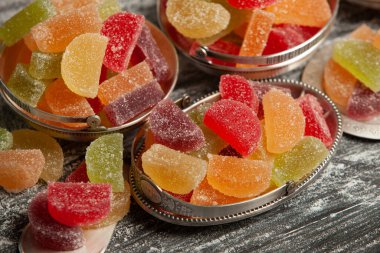 Bir sürü marmelatlı şeker ya da jöleli şeker.