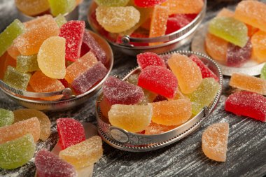 Bir sürü marmelatlı şeker ya da jöleli şeker.