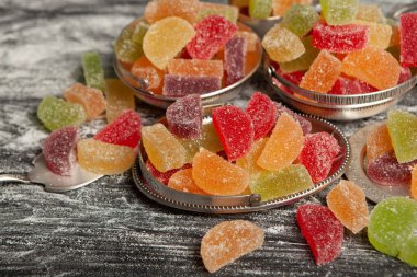 Bir sürü marmelatlı şeker ya da jöleli şeker.