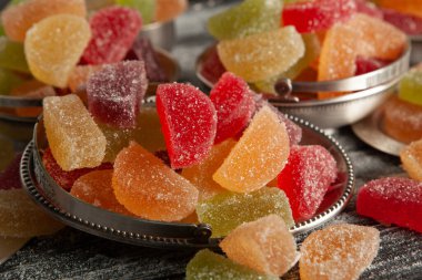 Bir sürü marmelatlı şeker ya da jöleli şeker.