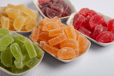 Bir sürü marmelatlı şeker ya da jöleli şeker.