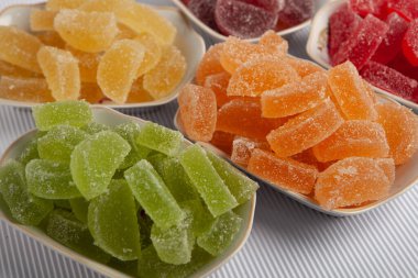 Bir sürü marmelatlı şeker ya da jöleli şeker.