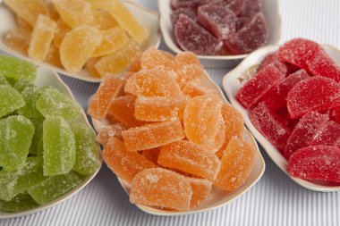 Bir sürü marmelatlı şeker ya da jöleli şeker.