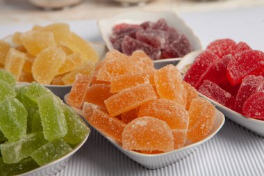 Bir sürü marmelatlı şeker ya da jöleli şeker.