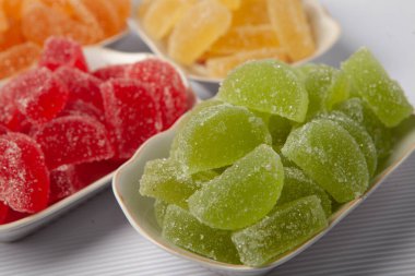 Bir sürü marmelatlı şeker ya da jöleli şeker.