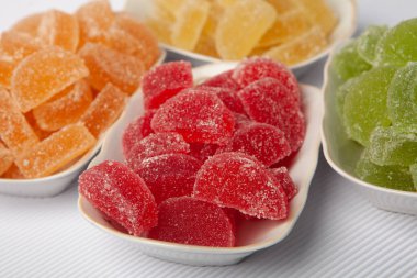 Bir sürü marmelatlı şeker ya da jöleli şeker.