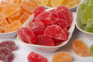 Bir sürü marmelatlı şeker ya da jöleli şeker.