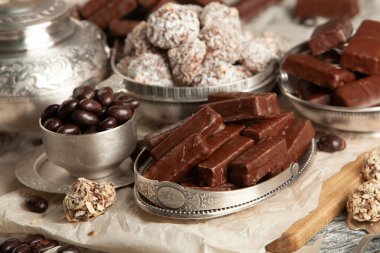 Çikolata dolu bir yeni yıl kutlaması masası. Çikolata arkaplanının çeşitli çeşitleri