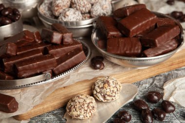 Çikolata dolu bir yeni yıl kutlaması masası. Çikolata arkaplanının çeşitli çeşitleri