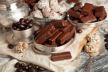 Çikolata dolu bir yeni yıl kutlaması masası. Çikolata arkaplanının çeşitli çeşitleri