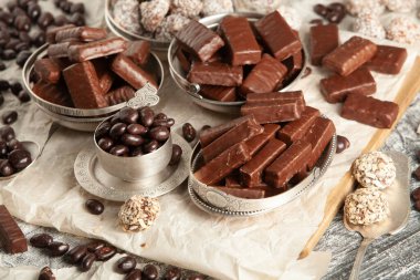 Çikolata dolu bir yeni yıl kutlaması masası. Çikolata arkaplanının çeşitli çeşitleri