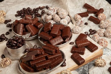 Çikolata dolu bir yeni yıl kutlaması masası. Çikolata arkaplanının çeşitli çeşitleri