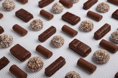 Çikolata dolu bir yeni yıl kutlaması masası. Çikolata arkaplanının çeşitli çeşitleri