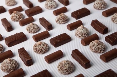 Çikolata dolu bir yeni yıl kutlaması masası. Çikolata arkaplanının çeşitli çeşitleri