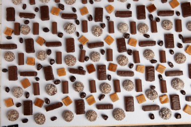 Çikolata dolu bir yeni yıl kutlaması masası. Çikolata arkaplanının çeşitli çeşitleri