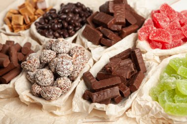 Çikolata dolu bir yeni yıl kutlaması masası. Çikolata arkaplanının çeşitli çeşitleri