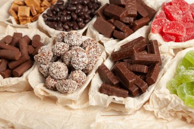 Çikolata dolu bir yeni yıl kutlaması masası. Çikolata arkaplanının çeşitli çeşitleri