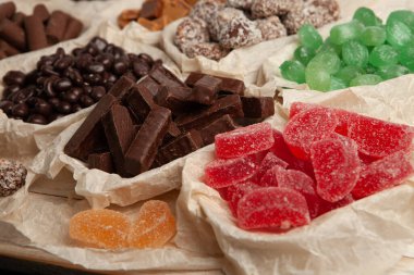 Çikolata dolu bir yeni yıl kutlaması masası. Çikolata arkaplanının çeşitli çeşitleri