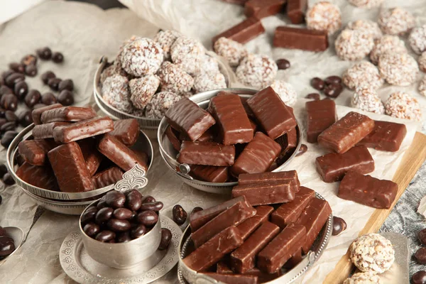 Festlich Gedeckter Neujahrstisch Voller Pralinen Auswahl Leckeren Schokoladenbonbons Hintergrund — Stockfoto