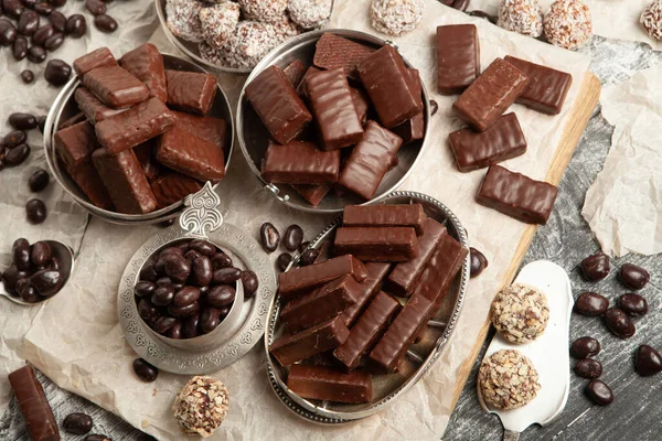 Festlich Gedeckter Neujahrstisch Voller Pralinen Auswahl Leckeren Schokoladenbonbons Hintergrund — Stockfoto