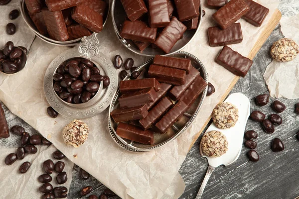 Festlich Gedeckter Neujahrstisch Voller Pralinen Auswahl Leckeren Schokoladenbonbons Hintergrund — Stockfoto