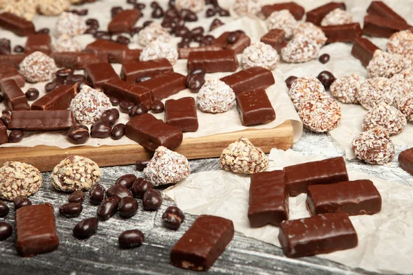 Festlich Gedeckter Neujahrstisch Voller Pralinen Auswahl Leckeren Schokoladenbonbons Hintergrund — Stockfoto