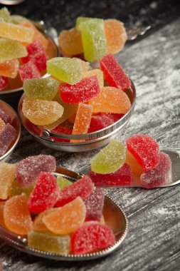 Limon ve portakal dilimleri şeklinde tatlı marmeladı. Jöleli şekerin tatlılığı.