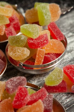 Limon ve portakal dilimleri şeklinde tatlı marmeladı. Jöleli şekerin tatlılığı.