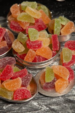 Limon ve portakal dilimleri şeklinde tatlı marmeladı. Jöleli şekerin tatlılığı.