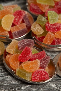 Limon ve portakal dilimleri şeklinde tatlı marmeladı. Jöleli şekerin tatlılığı.