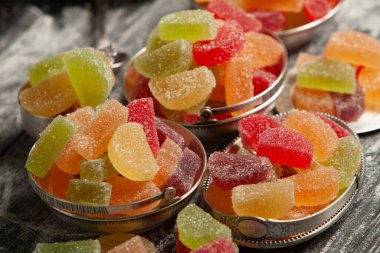 Limon ve portakal dilimleri şeklinde tatlı marmeladı. Jöleli şekerin tatlılığı.