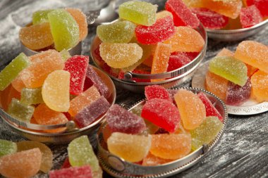 Limon ve portakal dilimleri şeklinde tatlı marmeladı. Jöleli şekerin tatlılığı.