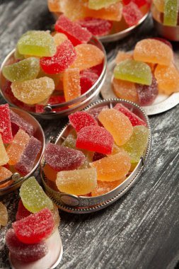 Limon ve portakal dilimleri şeklinde tatlı marmeladı. Jöleli şekerin tatlılığı.