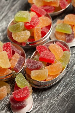 Limon ve portakal dilimleri şeklinde tatlı marmeladı. Jöleli şekerin tatlılığı.