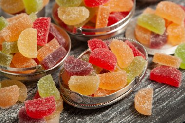 Limon ve portakal dilimleri şeklinde tatlı marmeladı. Jöleli şekerin tatlılığı.