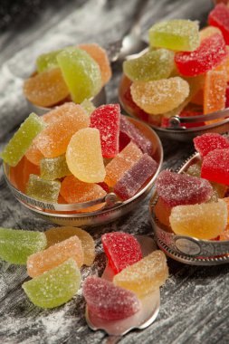 Limon ve portakal dilimleri şeklinde tatlı marmeladı. Jöleli şekerin tatlılığı.