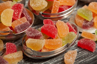 Limon ve portakal dilimleri şeklinde tatlı marmeladı. Jöleli şekerin tatlılığı.