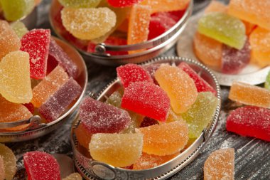 Limon ve portakal dilimleri şeklinde tatlı marmeladı. Jöleli şekerin tatlılığı.